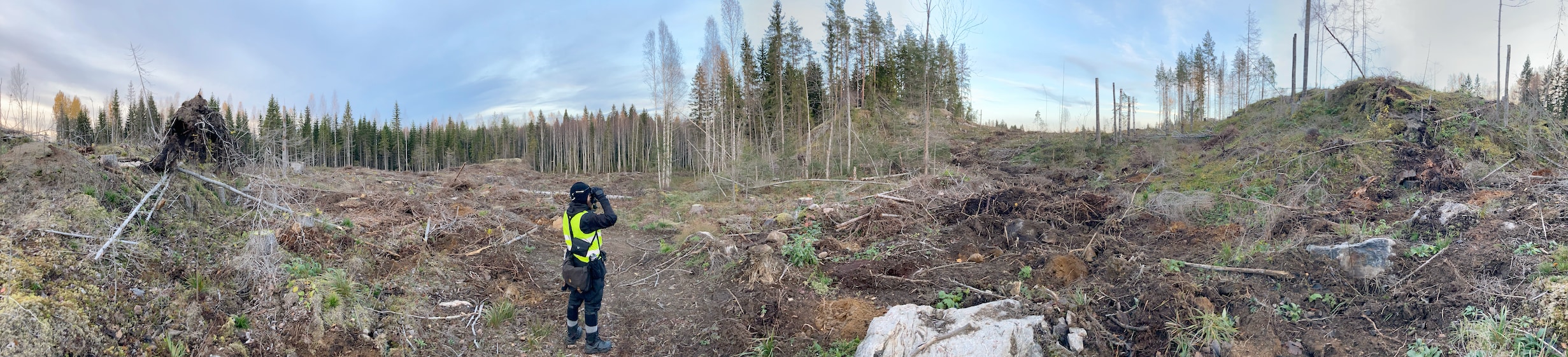 
                    sarjasta DESOLATION (2024)<br />
                <small>
                    työryhmä Raski & Heikkinen<br />
                    panoraamakuva<br />
                    digitaalivedos<br />
                </small>