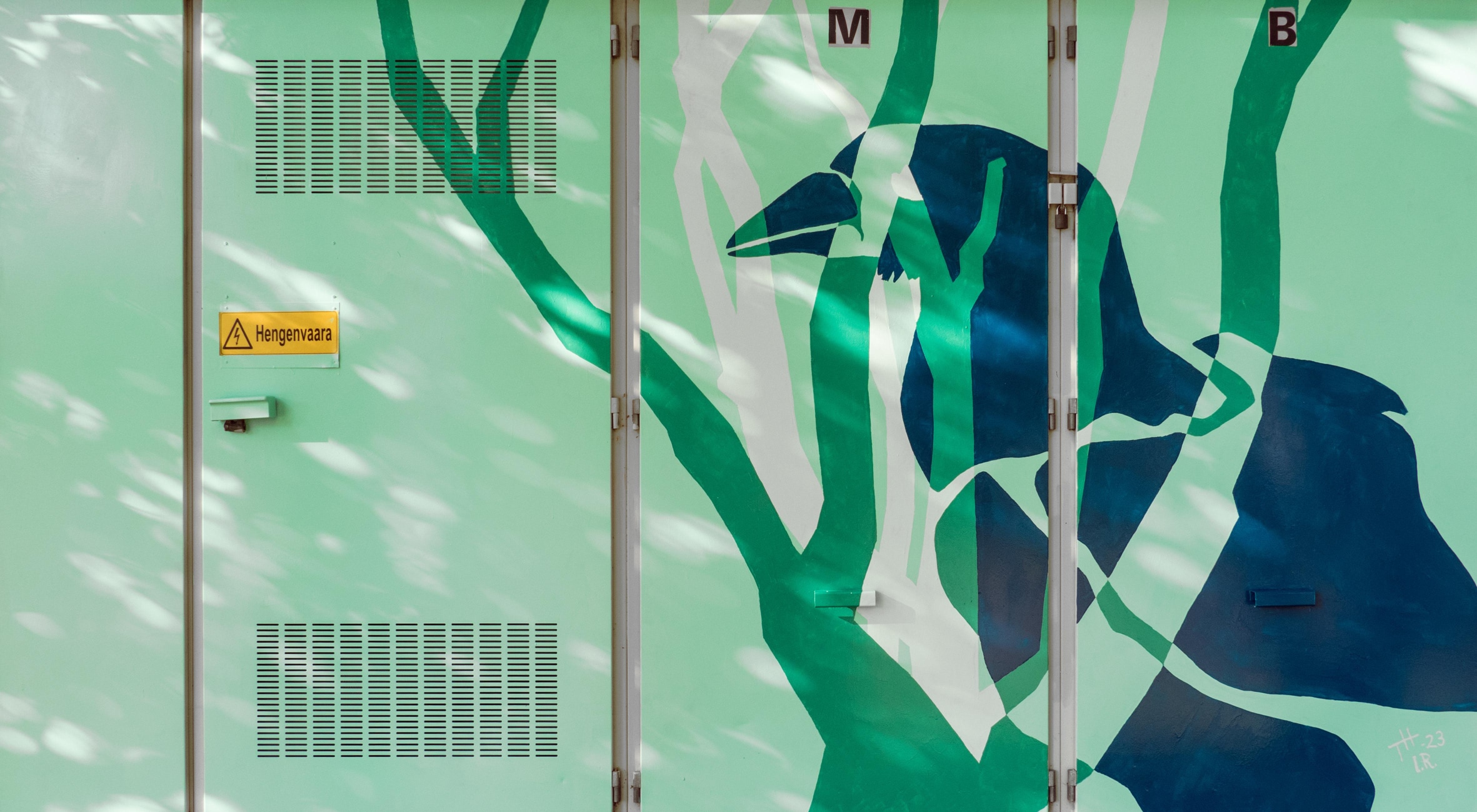 Kätkemä (2023) <br />
                 <small>
                    muraali Kouvolan Kuusankoskelle <br />
                    työryhmä Raski & Heikkinen <br />
                    suojamaali metallilla <br />
                </small>
                    